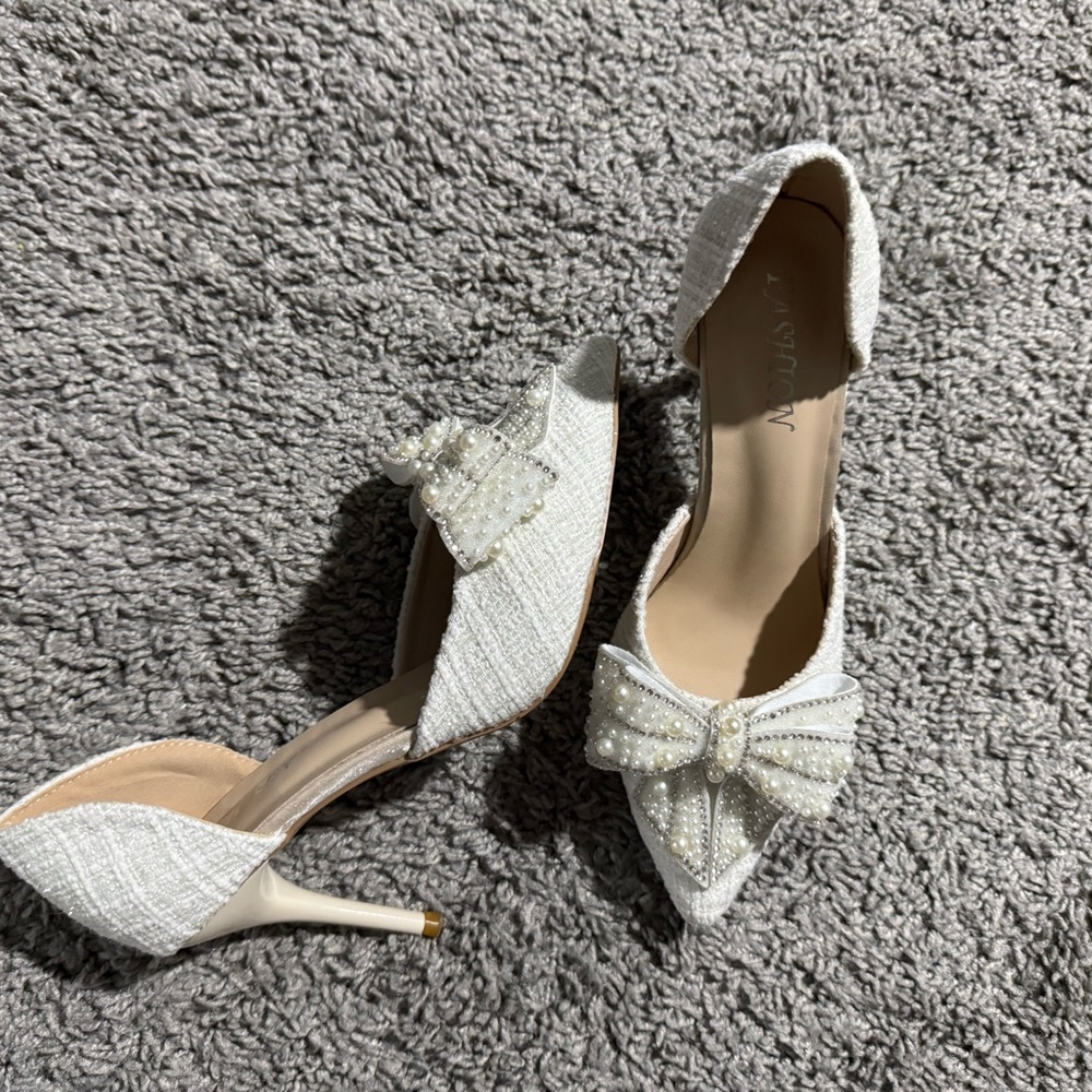 Elegant White Heels with Pearl Bow